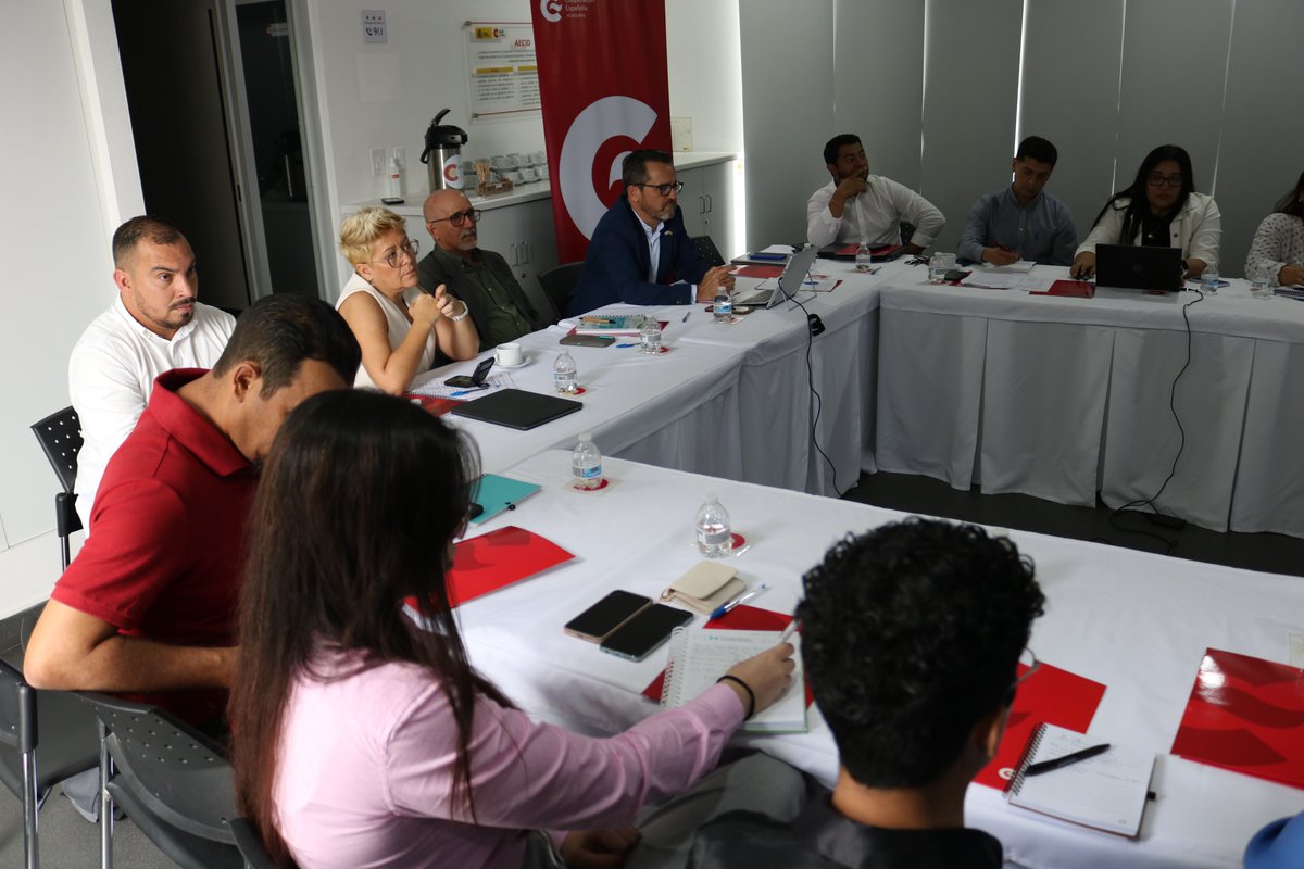 AECID_Honduras's tweet photo. Acompañamos la presentación del Plan de Inversiones Hídricas para las subcuencas Sumpul y Mocal impulsado por SERNA/DGRH con apoyo de AECID y el Fondo España SICA en el marco del programa #ARAUCLIMA.
Apostamos por soluciones integrales y sostenibles para la seguridad hídrica en🇭🇳 https://t.co/MQL1oDkVvp