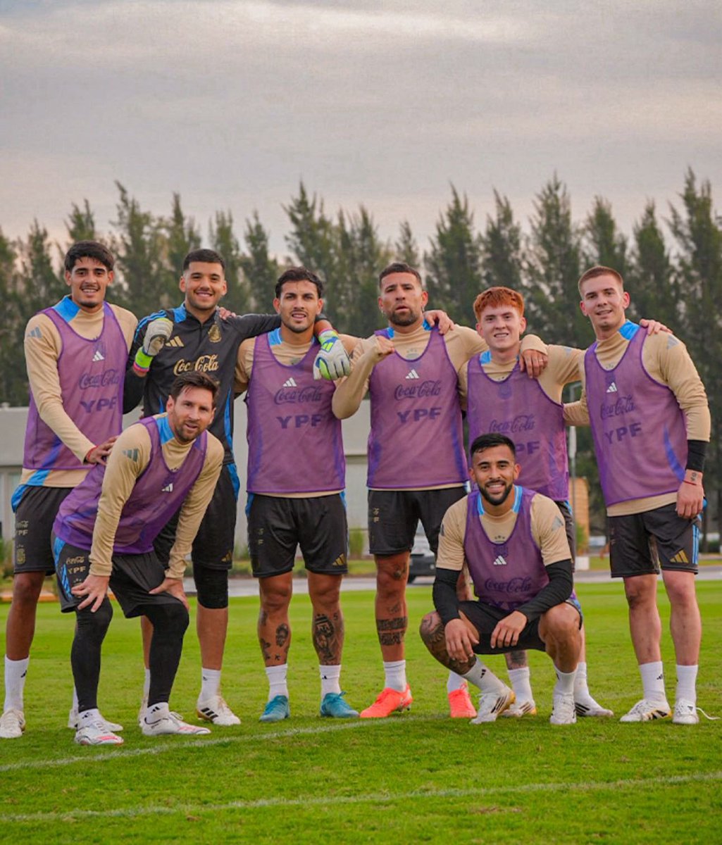 Flojo el equipo.

Nano Troilo , Messi y un par más de la selección , los conoces ?