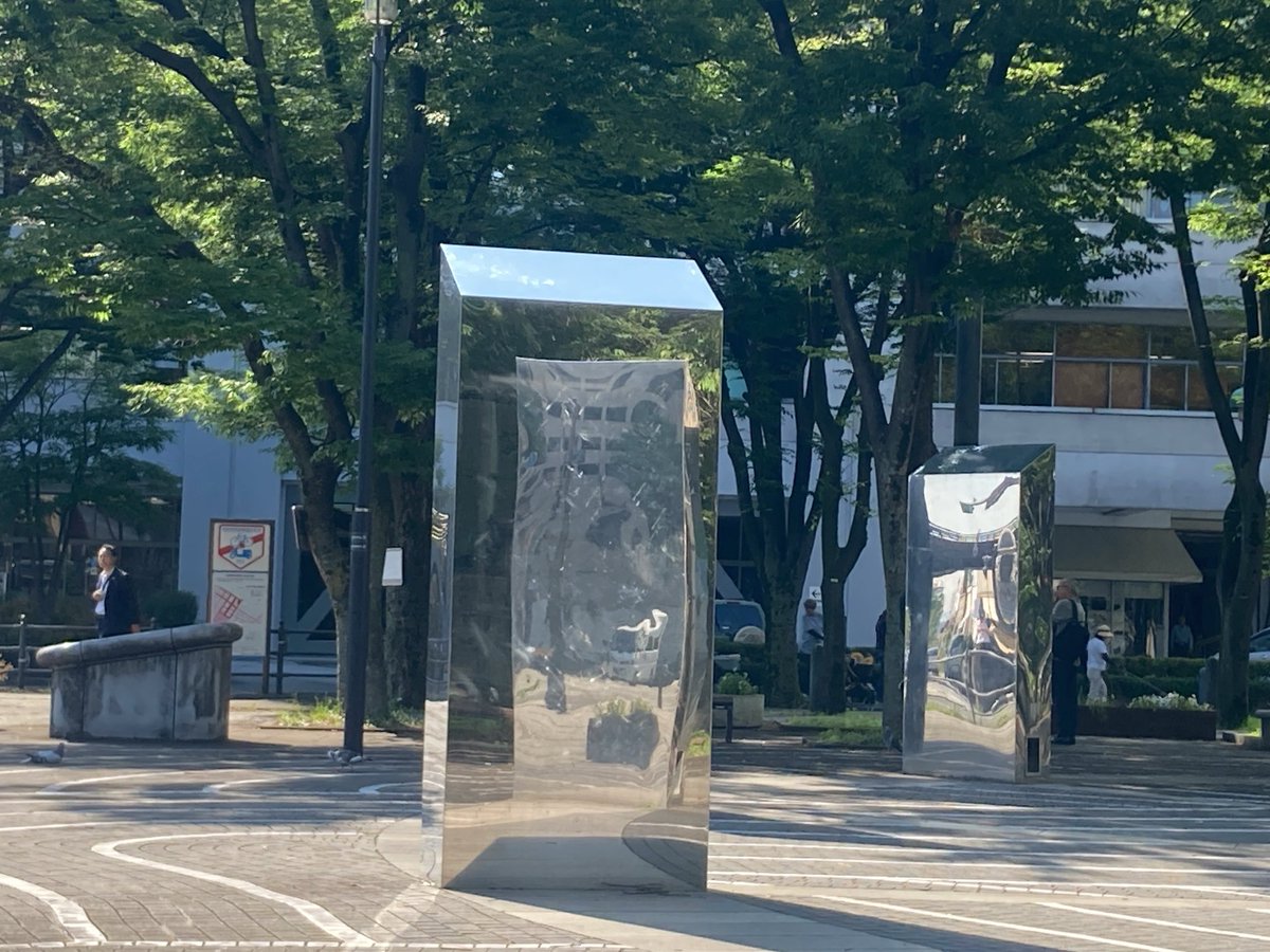 telhisah's tweet photo. ここは横浜市の公園「開港広場」

オブジェの向こう側でタバコを吸っているのは、ゆで太郎関内本町通り店でいつも不味そうに蕎麦を食っている、親父だ。

禁煙になってから、もう２か月経過してるのに。 https://t.co/MnfSQEasZL