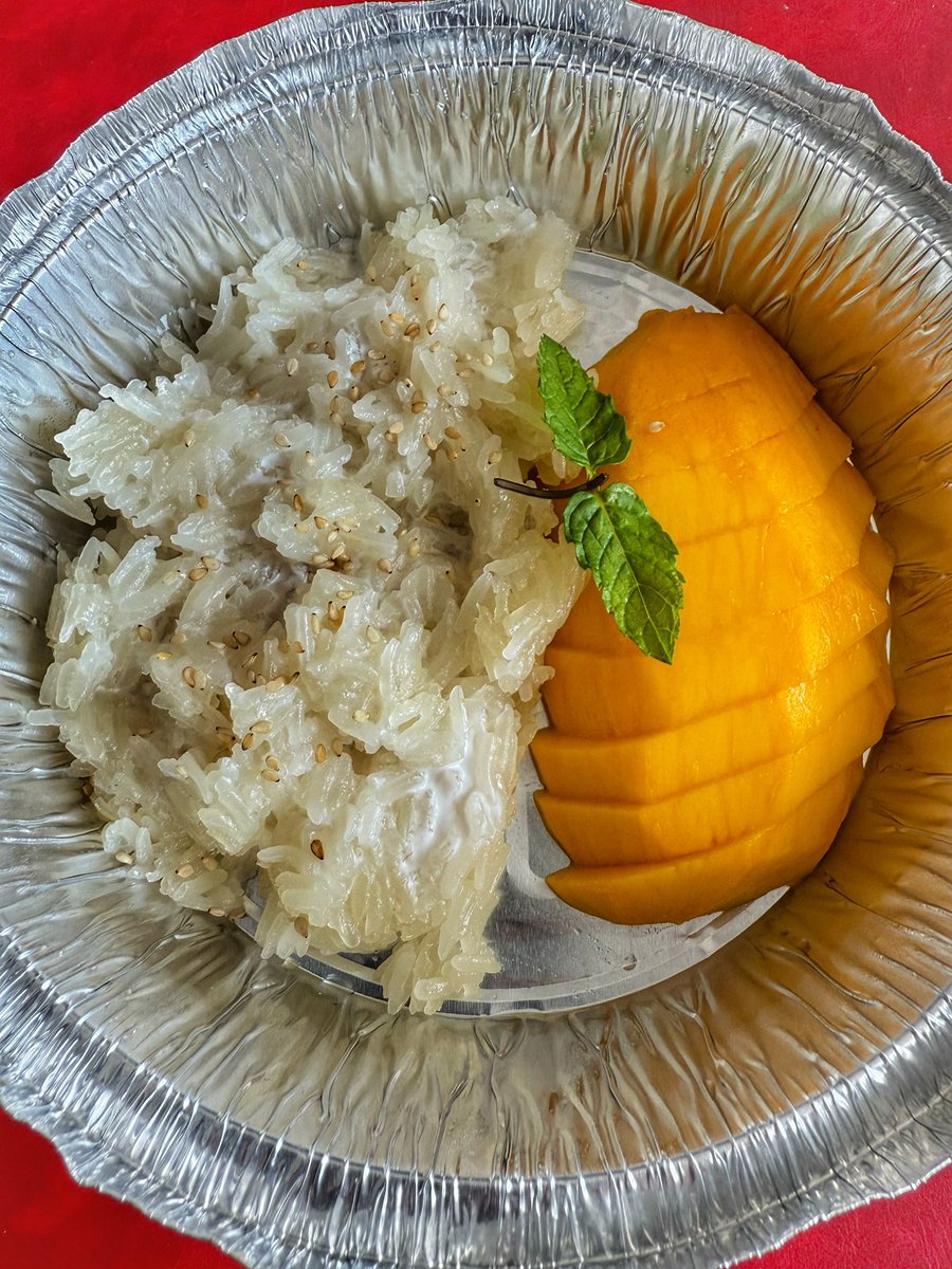 Would you rather have mango sticky rice or chocolate cake on your birthday? I was blessed with both 😊🎉 #twittersupperclub