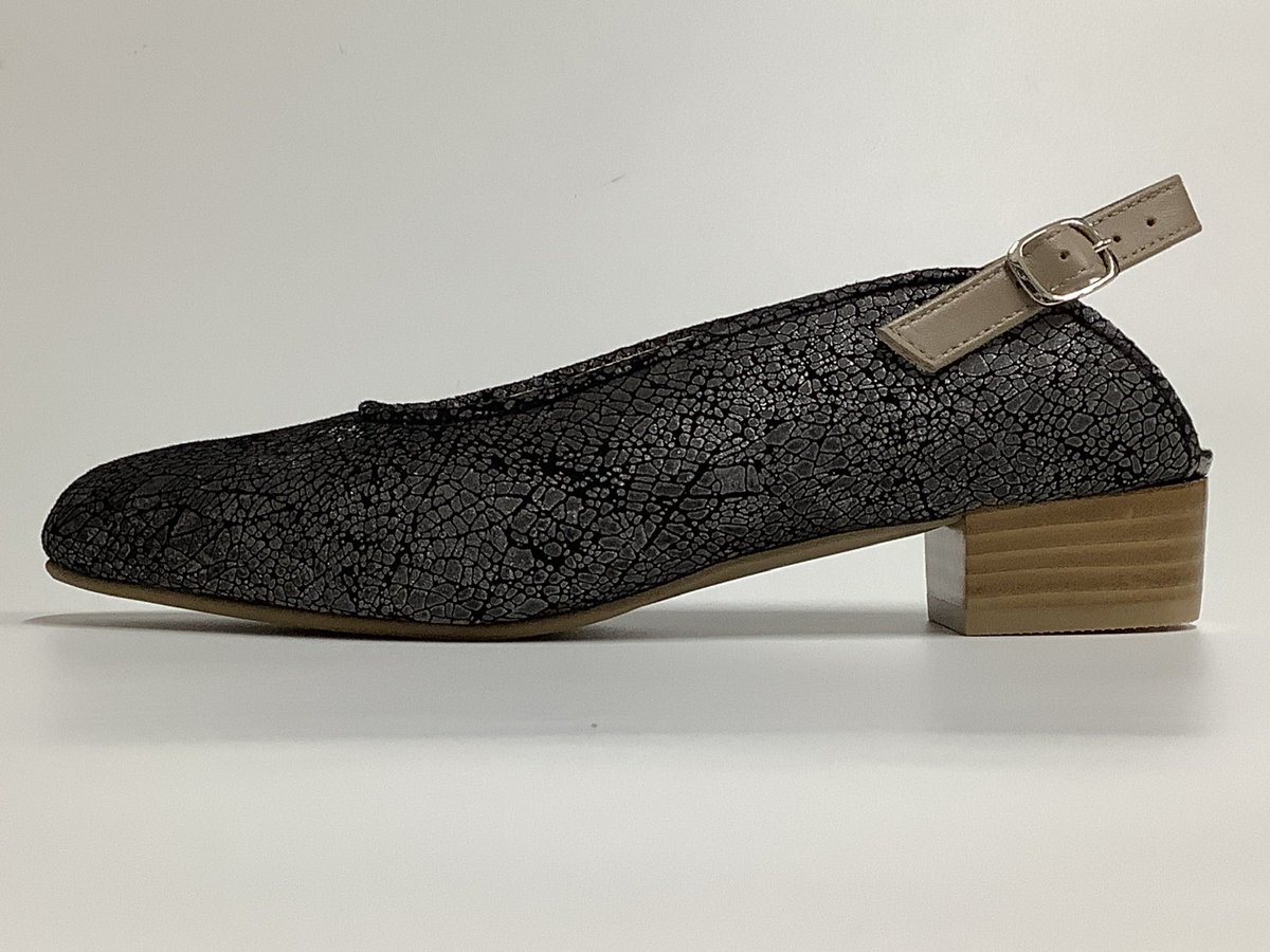 おはようございます。東京は晴れ

チャコールクラックのバックストラップスクエアはベージュソールで柔らかく仕上げました。美しい1足です

今日は出張準備

よい１日をお過ごしください