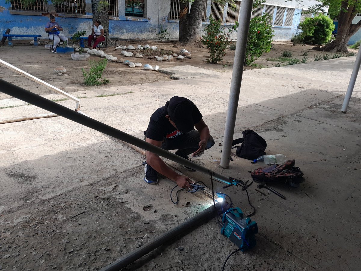 Estado Sucre, Municipio Sucre — Liceo Bolivariano República Argentina ⚽🏫
La militancia realizó trabajos voluntarios soldando y restaurando los arcos de fútbol 🛠️. Compartimos con los niños 👧👦 y entregamos el arco listo. ¡Somos Tupamaro! ✊🔴⚫💪🔥