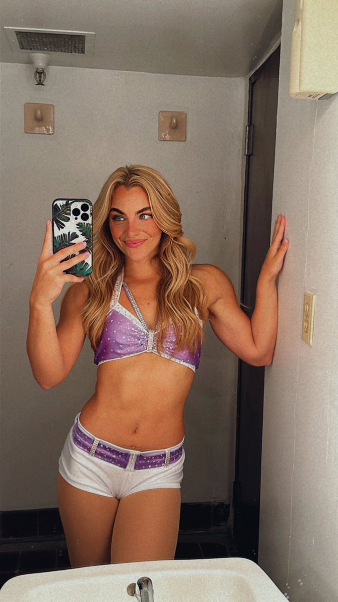 CarleeBrightWWE's tweet photo. Live from the PC, it’s Wednesday, my dudes💜 8/7c on Tubi!!! #WWEEvolve #BrightNight #WWE https://t.co/JOzRaoysFa