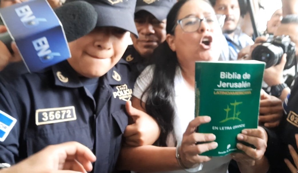 RevElementos's tweet photo. El Juzgado 12 de Paz ordenó detención provisional contra @Ruth_Lopez1977 y será enviada a un centro penal. Ella es acusada de enriquecimiento ilícito en un proceso judicial cuyos detalles son secretos por solicitud de @FGR_SV https://t.co/dcU1QB4Spp