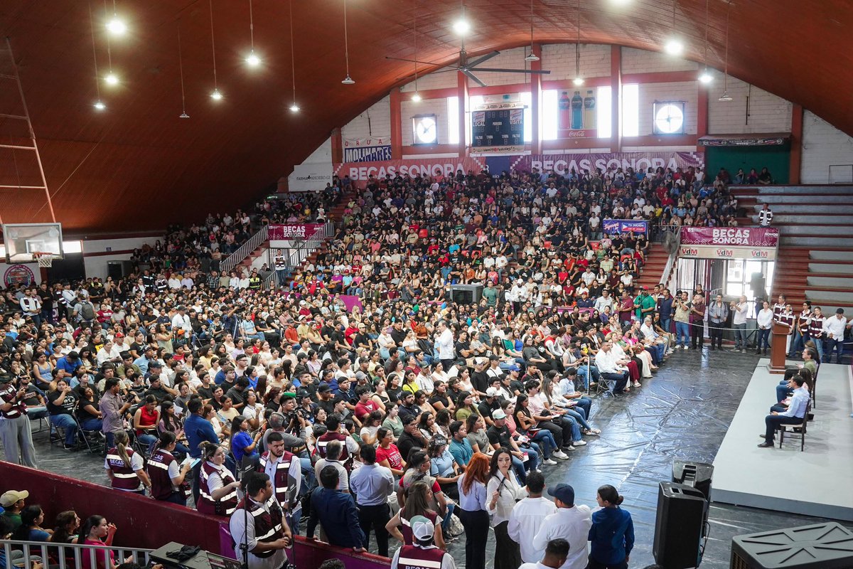 Froylán Gámez Gamboa (@froylangamezg) on Twitter photo Detrás de cada entrega hay una historia de esfuerzo y sueños por cumplir.
En #Navojoa, las Becas Sonora de Oportunidades apoyan a más estudiantes en su camino profesional.
Gracias al compromiso de nuestro gobernador <a href="/AlfonsoDurazo/">Alfonso Durazo</a>, impulsor del programa de becas más grande en Detrás de cada entrega hay una historia de esfuerzo y sueños por cumplir.
En #Navojoa, las Becas Sonora de Oportunidades apoyan a más estudiantes en su camino profesional.
Gracias al compromiso de nuestro gobernador <a href="/AlfonsoDurazo/">Alfonso Durazo</a>, impulsor del programa de becas más grande en