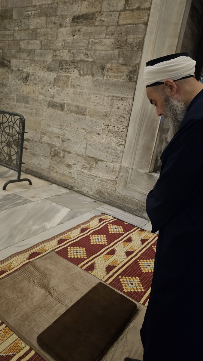 Cübbeli Ahmed Hocamız, bu mübarek arefe gecesini Eba Eyyub el-Ensari Hazretlerinin (radıyallâhu ana) huzurunda dualarla geçiriyor.