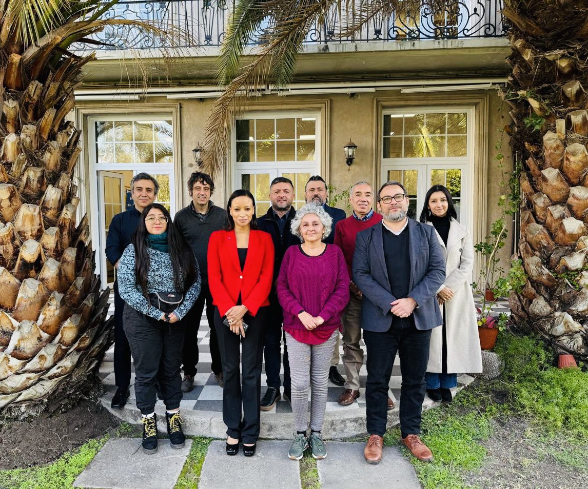 UNESCO Santiago (@unescosantiago) on Twitter photo En la <a href="/UNESCOSantiago/">UNESCO Santiago</a>, junto a la directora <a href="/ekuischlaroche/">Esther Kuisch Laroche</a>, recibimos a <a href="/Anarcich/">Radios Comunitarias</a>, <a href="/AMARC_Chile/">AMARC Chile</a>, <a href="/Anamic_AG/">Anamic AG</a>, la Asociación de Canales Comunitarios de 🇨🇱 y expertos para escuchar y avanzar en una política pública sobre sostenibilidad de medios de comunicación comunitarios. En la <a href="/UNESCOSantiago/">UNESCO Santiago</a>, junto a la directora <a href="/ekuischlaroche/">Esther Kuisch Laroche</a>, recibimos a <a href="/Anarcich/">Radios Comunitarias</a>, <a href="/AMARC_Chile/">AMARC Chile</a>, <a href="/Anamic_AG/">Anamic AG</a>, la Asociación de Canales Comunitarios de 🇨🇱 y expertos para escuchar y avanzar en una política pública sobre sostenibilidad de medios de comunicación comunitarios.