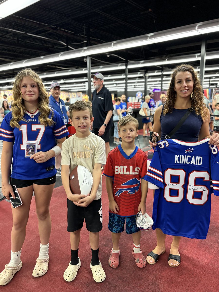 Dalton Kincaid signing✅✅

Shoutout to everyone who showed up and of course thank you to Dalton Kincaid for a great time!!!!!