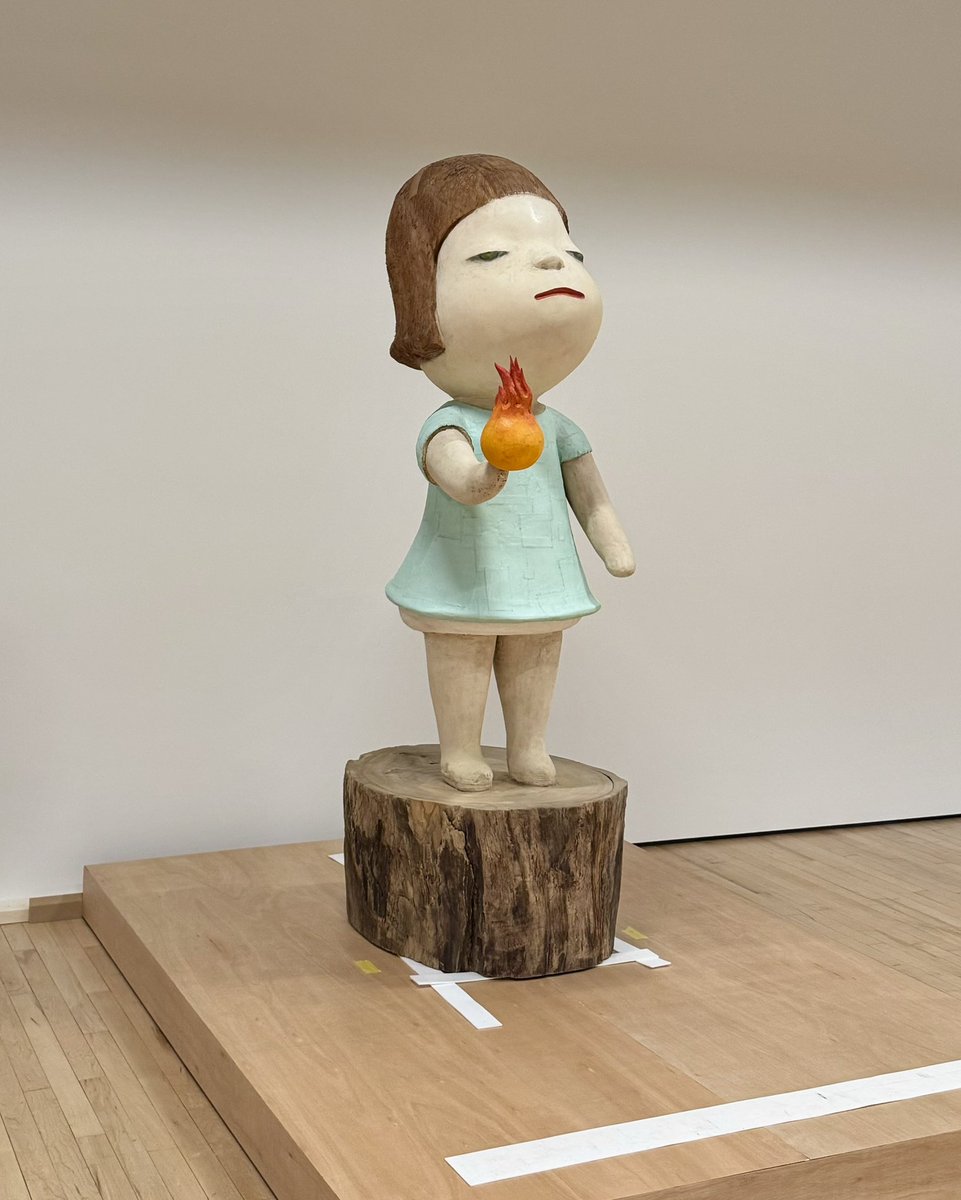 村上隆さん所蔵の木彫作品！快く貸してくれました 😸 高さは188cm