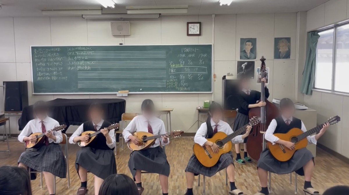 mandolin_east's tweet photo. 更新が途絶えてすみません🙇‍♀️
4月から新1年生4人を迎えて新体制での部活が始まりました！🌟
例年より少なめの人数ですが、みんな練習に一生懸命励んでくれています！🥹
写真は先日行ったクラブソング発表会の様子です！！！ https://t.co/DIhvjqXQRy