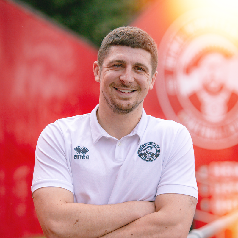 hemelfc's tweet photo. 𝐉𝐀𝐊𝐄 𝐆𝐑𝐀𝐘 𝐈𝐒 𝐀 𝐓𝐔𝐃𝐎𝐑! 😍

Hemel Hempstead Town Football Club are very happy to announce the signing of midfielder Jake Gray! 
 
Read more below! 👇

#COYT