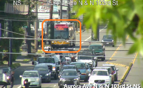 在第107街以南的Aurora Ave N上碰撞，堵塞了右SB车道。谨慎行事。