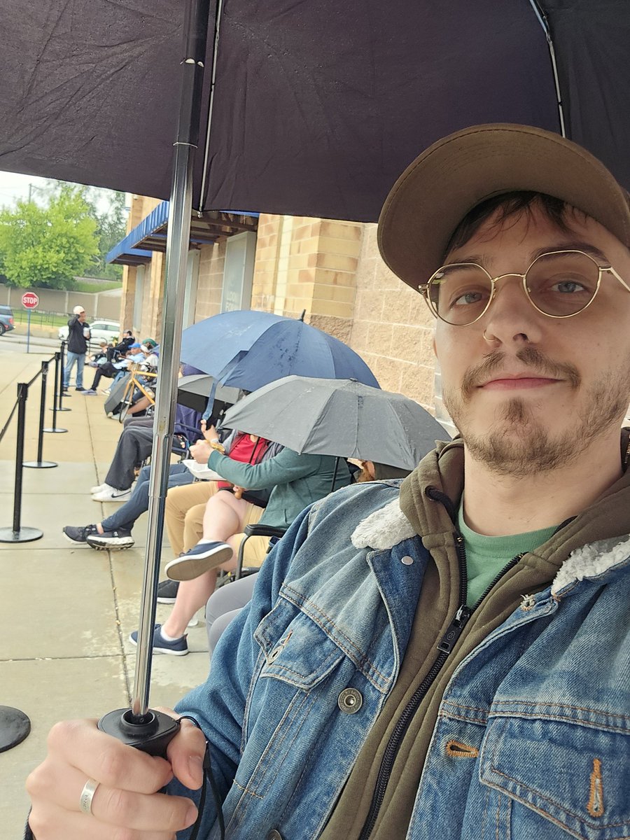 RustyBussi's tweet image. 2nd in line at best buy off Elston. They have 150+ systems