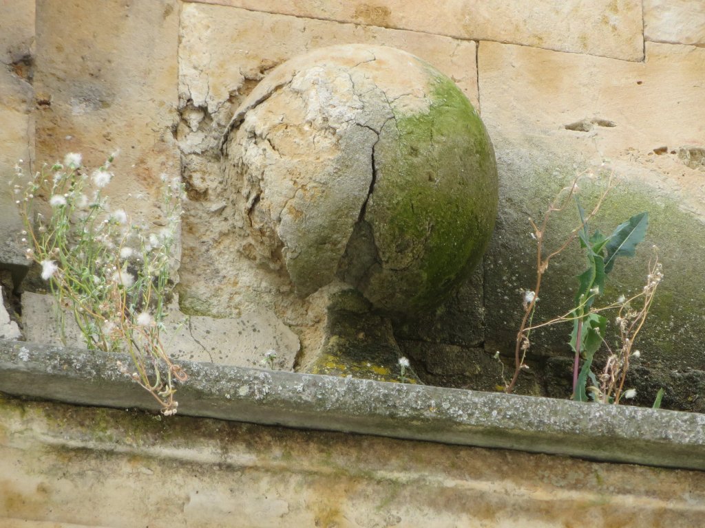 Así se destruye el patrimonio: con la inacción del Ayuntamiento y de la Junta, que ni inspeccionan ni exigen adopción de medidas a los propietarios.
Sí, efectivamente, tampoco los propietarios tienen suficiente amor por sus bienes.