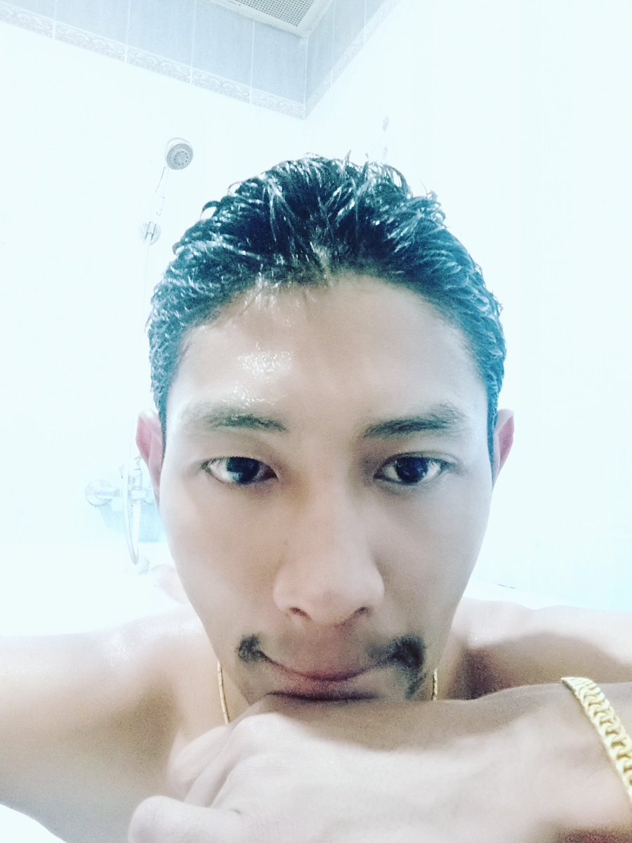 PushObama's tweet photo. อาบน้ำตายังแข็งโป๊ก 🤣 
#ถึงบ้านแบบงงๆ #รังสิต https://t.co/lzt1Nh5FFi