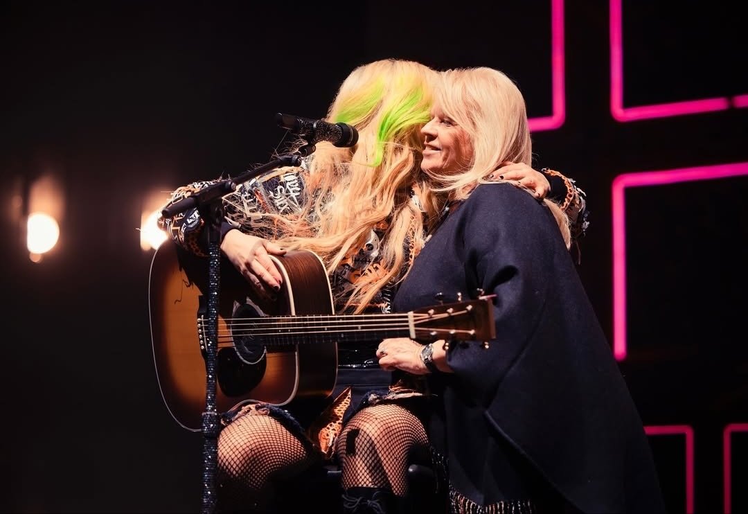 6月3日カナダ、オンタリオ州ロンドン公演でAvrilがママをステージに❤️