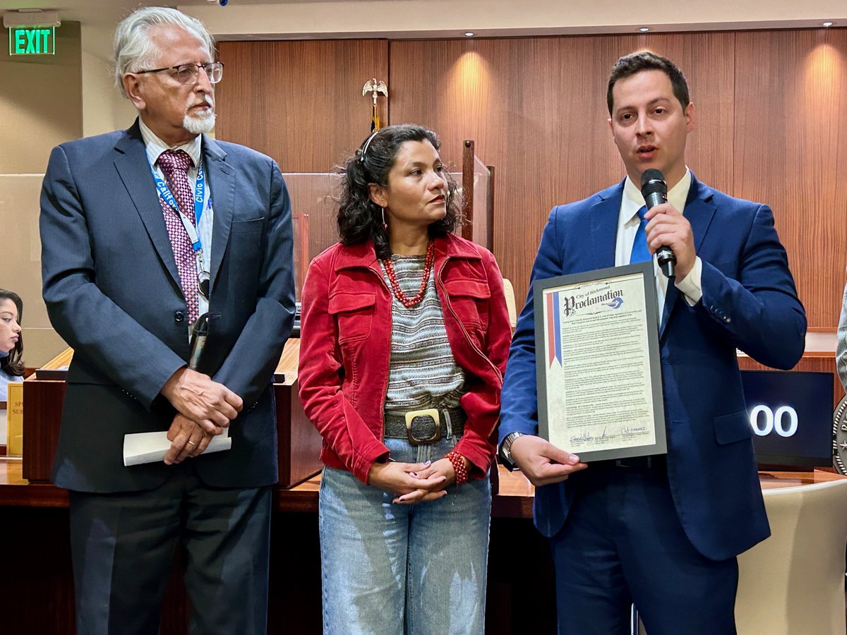 dianablock101's tweet photo. @carantosan YES! This proclamation at the Richmond City Council meeting was part of the Let Cuba Live Tour with Yasser Ibarra and David Ramirez from the Cuban Embassy. Richmond Mayor Eduardo Martinez handed the proclamation to them and they proudly received it.
#ICAPCuba #TumbaElBloqueo https://t.co/9qTQquFH7x