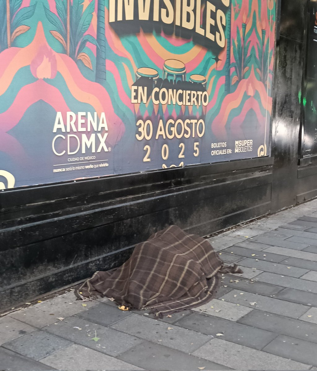 Aliki1011's tweet photo. Aparentemente se trata de una persona en situación de calle, al otro lado de las fuentes de Insurgentes Del Valle San Borja. Favor de apoyar #alcaldíaBenitoJuárez#ColoniaCiudaddelosDeportes https://t.co/Mt1zRPimGh