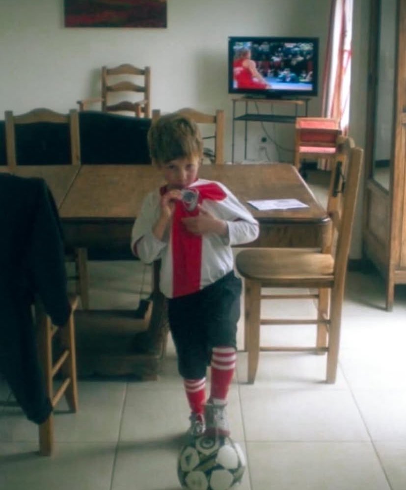 Hasta que no sea oficial, yo voy a confiar en que este nene fanático de River va a quedarse hasta diciembre para intentar cumplir su maximo sueño como futbolista, ganar la Copa Libertadores con el club que ama

Si el barco se hunde me hundiré con el