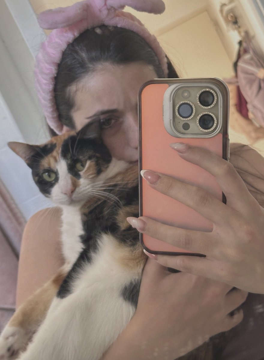 Ncrispp's tweet image. My cats approve of this selfie. do you?..
#PurrfectPost #SoftButSassy #MutualsMeow