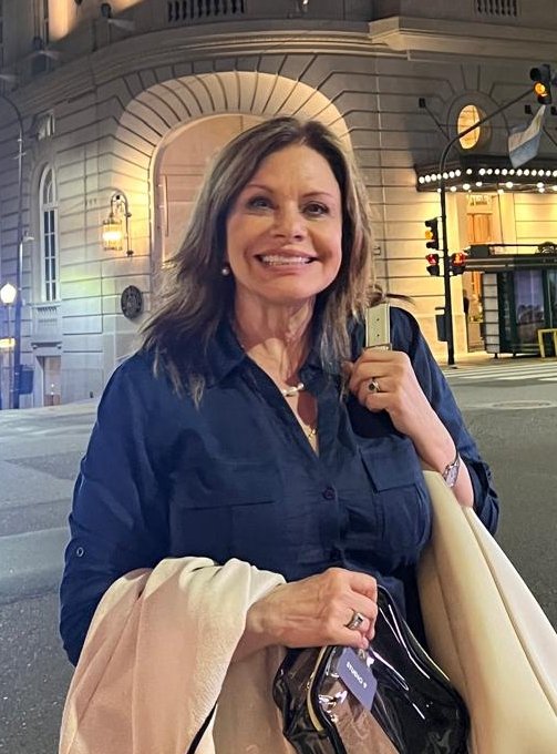 Mis amores: Hay un rumor en redes que dice que estoy desaparecida desde hace un par de días. ¡No es cierto! ¡No hagan caso!
¡Yo estoy muy bien, tranquila y feliz, gracias a Dios! 🙏🏻🌹