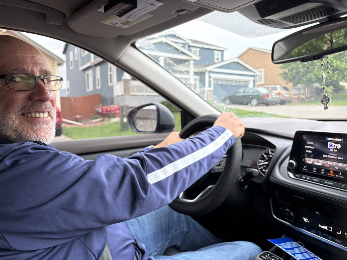 The look your husband gives you when you tell him he has to drive around the block so you can finishing listening to Selena. 😂💃 #bidibidibombom
