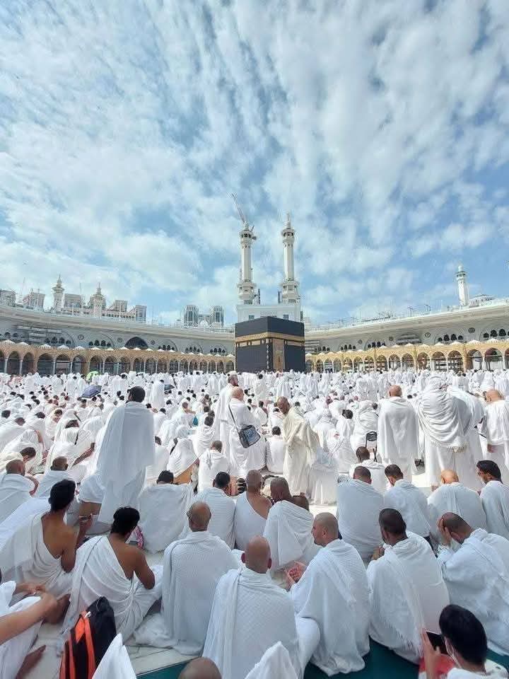 لبيك والثقلان والدنيا تلبي وأنت يا الله ربي
لبيك إن العمر درب موحش إلا إليك
لبيك قلبا تائهًا يرجوك فإنا متعبون
أجبرنا كأننا لم نرى حزننًا
لبيك اللهم خوفًا ورجًاء
لبيك اللهم قلوبًا قد اشتاقت إلى لقياك
لبيك وإن لم أكن بين الزحام ملبيًا
وبين الحجيج ساعيًا.
ندعوك راجيين لطفك.