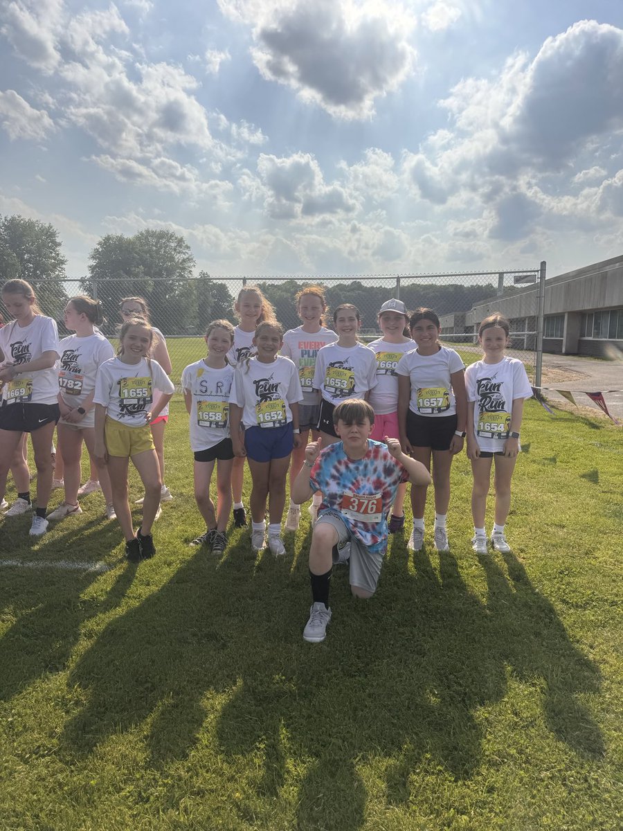 SRE_MrsParah's tweet photo. Our team is was small but mighty! So proud of these runners !! https://t.co/ZCtTx0oZoV