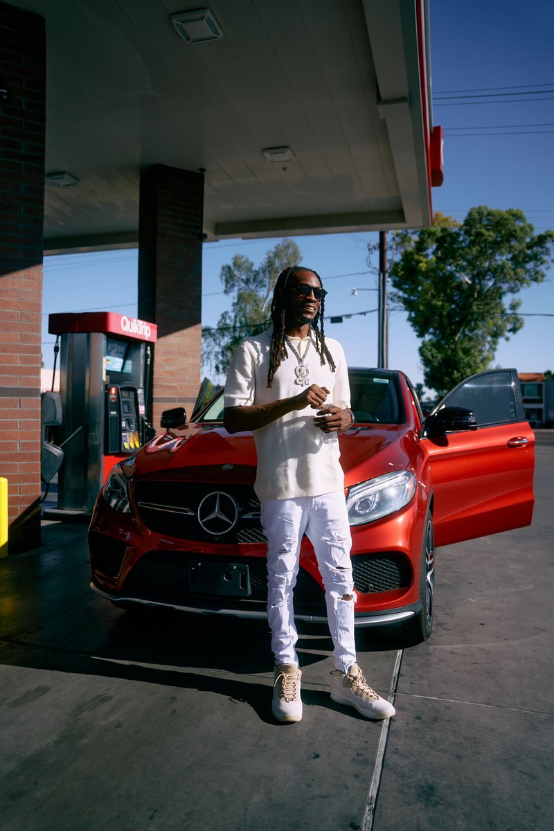 RealDeuceMayne's tweet photo. ⛽️  Gas Going Up 💨 I’m Outside https://t.co/Mp4axMIo8o
