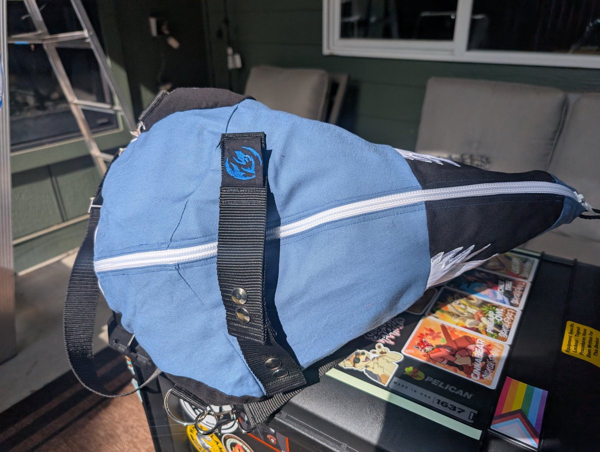 Squawk_the_Jay's tweet photo. I have to say that Squawk's new headbag from @Fluffcreation is a perfect fit and sure is gorgeous!  Avalon did a great job with all the details and even added a shoulder strap as well as a couple card pockets inside. https://t.co/U3IlP6wR1T