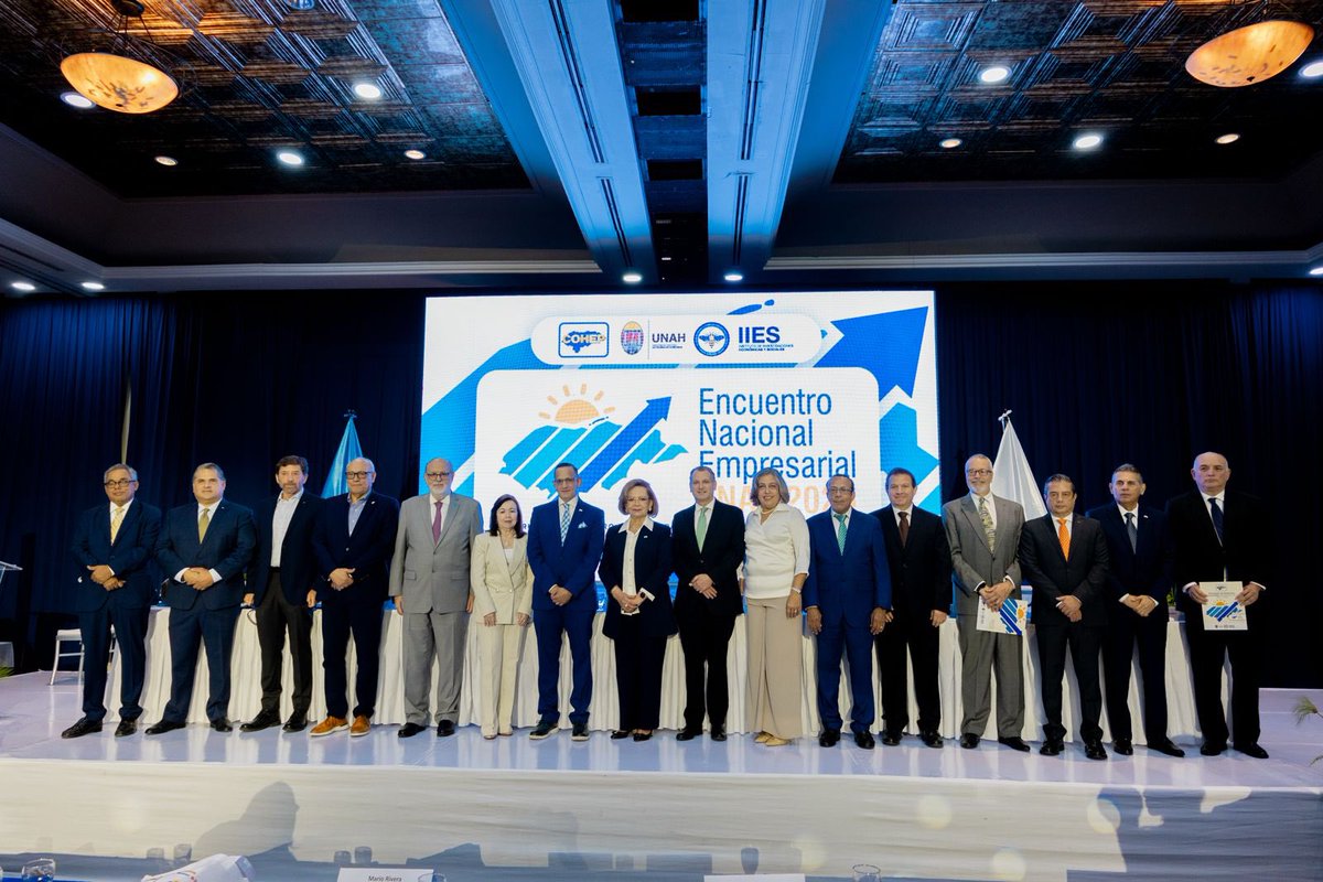 ccithn's tweet photo. La junta directiva del consejo Hondureño de la Empresa Privada (COHEP), del cual es parte el presidente de CCIT, Daniel Antonio Fortín, presentó a la sociedad hondureña la Estrategia de Empresas Sostenibles, ENAE 2025, con el propósito de construir un mejor país que brinde mayores oportunidades de empleo y bienestar para toda la población. 

Este estudio fue entregado a los candidatos presidenciales de los partidos Nacional, Liberal, PINU y DC.