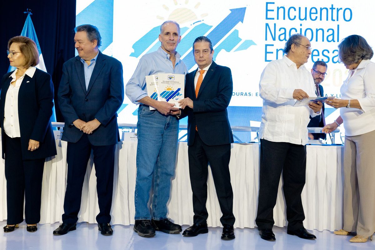 ccithn's tweet photo. La junta directiva del consejo Hondureño de la Empresa Privada (COHEP), del cual es parte el presidente de CCIT, Daniel Antonio Fortín, presentó a la sociedad hondureña la Estrategia de Empresas Sostenibles, ENAE 2025, con el propósito de construir un mejor país que brinde mayores oportunidades de empleo y bienestar para toda la población. 

Este estudio fue entregado a los candidatos presidenciales de los partidos Nacional, Liberal, PINU y DC.