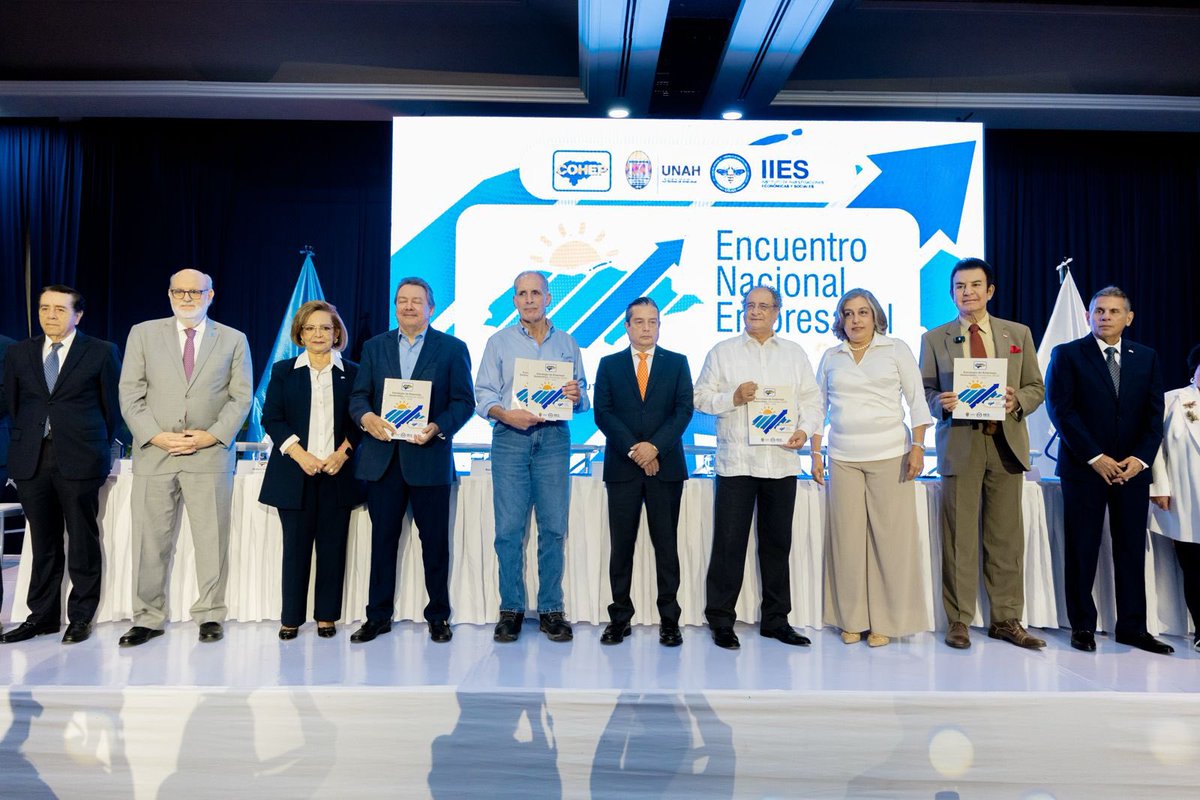 ccithn's tweet photo. La junta directiva del consejo Hondureño de la Empresa Privada (COHEP), del cual es parte el presidente de CCIT, Daniel Antonio Fortín, presentó a la sociedad hondureña la Estrategia de Empresas Sostenibles, ENAE 2025, con el propósito de construir un mejor país que brinde mayores oportunidades de empleo y bienestar para toda la población. 

Este estudio fue entregado a los candidatos presidenciales de los partidos Nacional, Liberal, PINU y DC.