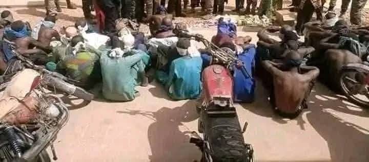 🔴Mali🇲🇱/L'image des terroristes arrêtés à #Boulkessi par l’armée Malienne🇲🇱, plus d'une centaine de terroristes ont été exécutés .
Bravo les FAMA!

<a href="/RFI/">RFI</a>, <a href="/FRANCE24/">FRANCE 24</a>, <a href="/jeune_afrique/">Jeune Afrique</a>, <a href="/lsiafrica/">LSI AFRICA</a>, <a href="/segadiarrah/">Séga DIARRAH</a> ne montre jamais la victoire de l'armée de nos Soldats ?
Quelle honte ?
