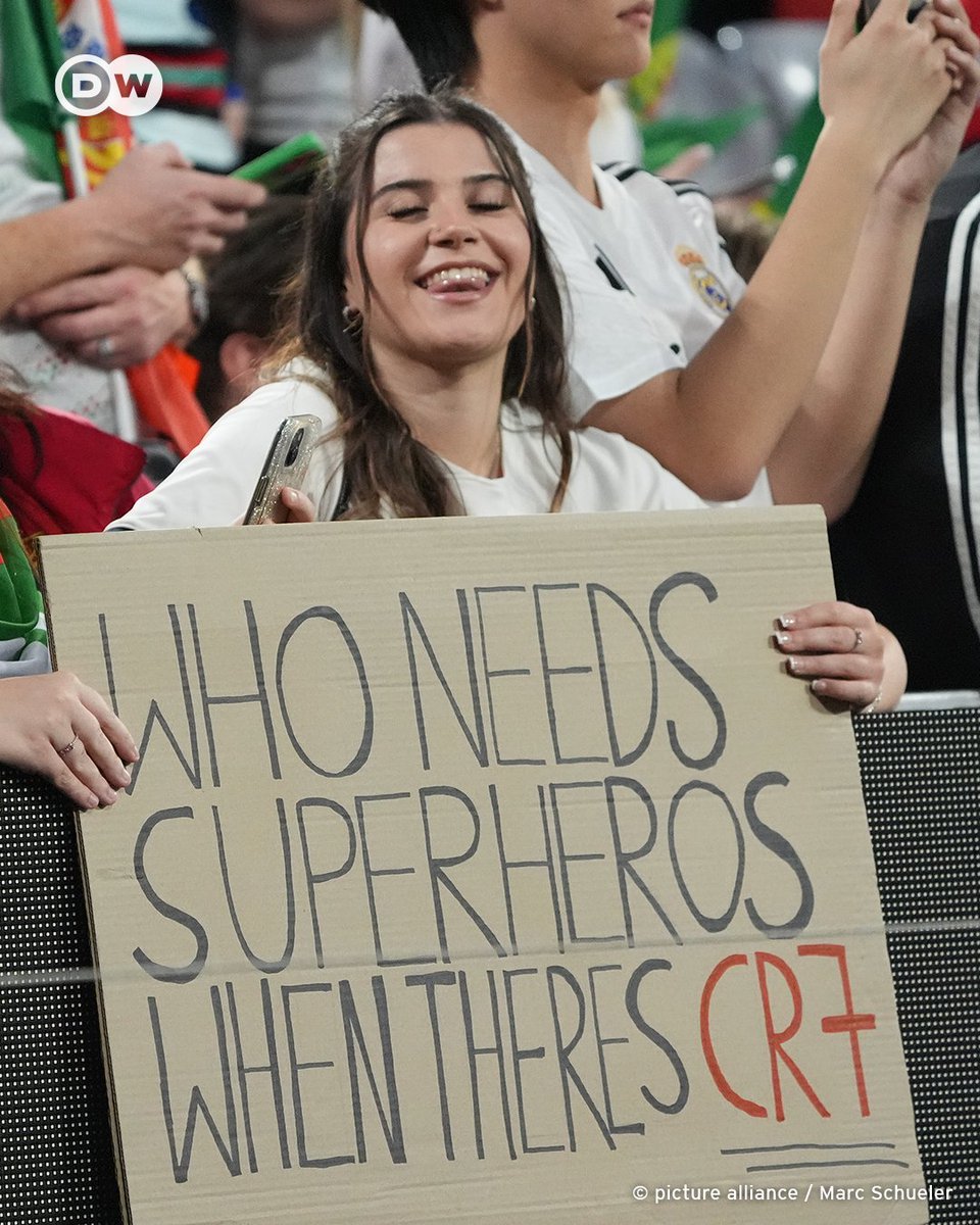 "Quién necesita superhéroes.
Cuando está CR7". 🐐🇵🇹