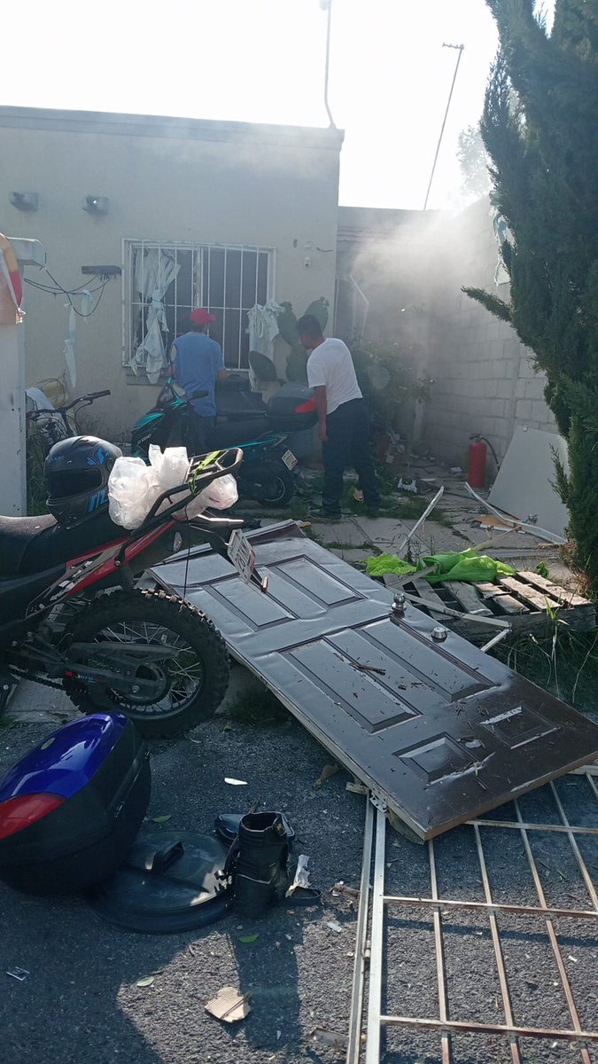 SSCHuejotzingo's tweet photo. #PCInforma 🦺 | Elementos de Protección Civil Municipal atendieron de manera inmediata un reporte de explosión por acumulación de gas L.P.

✅ En coordinación con el cuerpo de bomberos, se controló la situación, mitigando riesgos de manera efectiva.

1/2. https://t.co/Eg64a5HLVQ