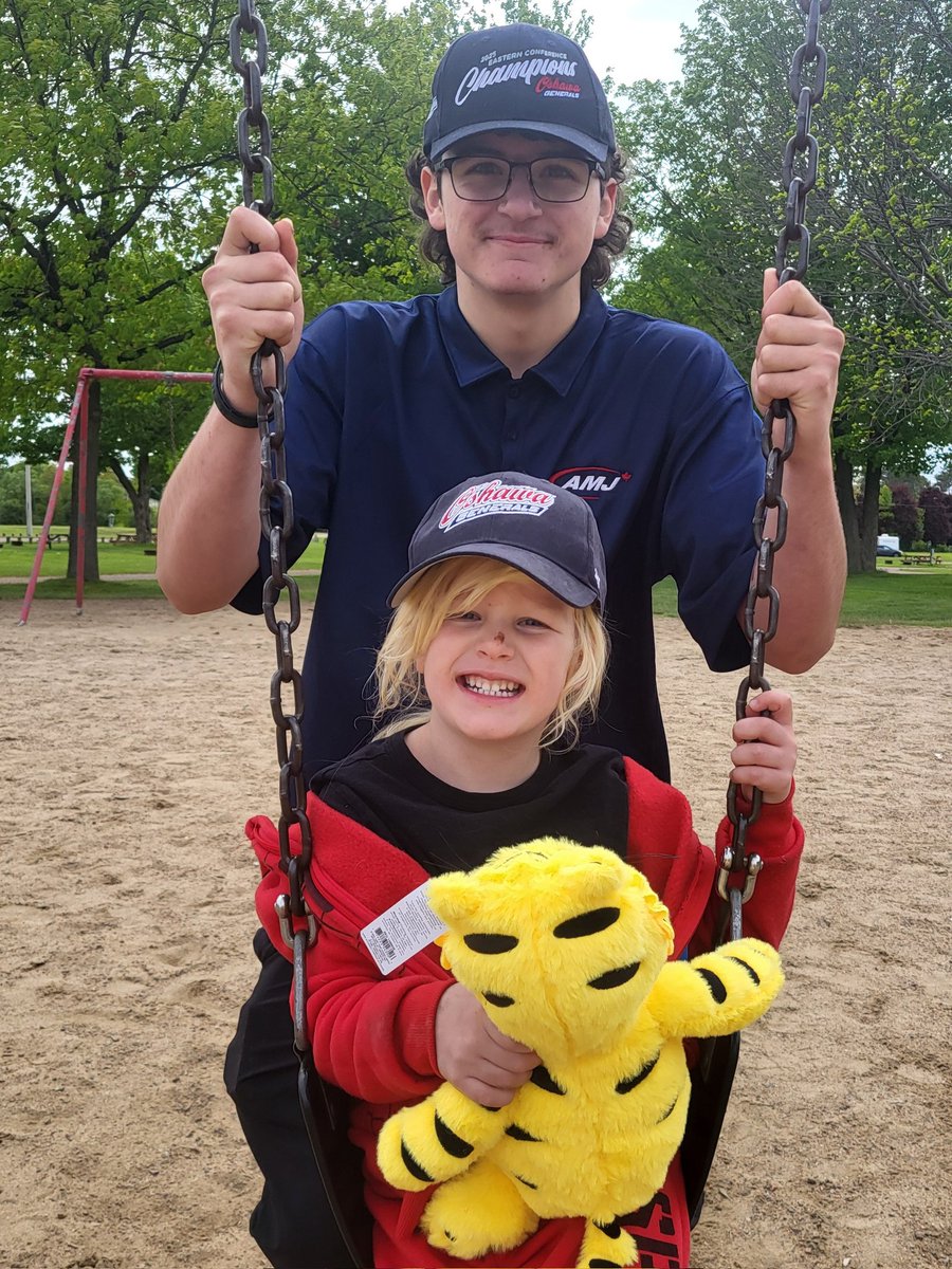 aiddecethy's tweet image. My 5 year old cousin wearing his @Oshawa_Generals hat to match his 17 year old cousin...#raisingthemright #GensNation
