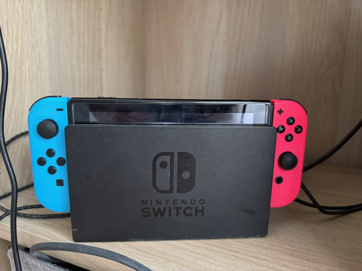 Goodbye Switch 1
Plus de 8ans à trôner sous la télé 
On a parcouru Hyrule (2 fois)
On a vendu des navets pendant le confinement 
On a briser des amitiés à coup de carapaces bleues
On a été en vacances à la mer à la montagne
Mais ce soir tu seras remplacée par 
#NintendoSwitch2