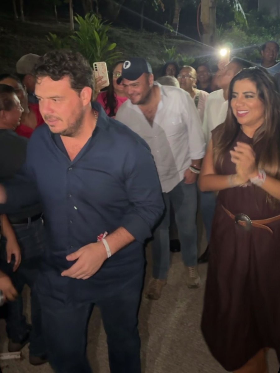 lorenapignon_'s tweet image. Tengo el honor de estar presente en la entrega de la constancia 📜 de mayoría a @cirilovazquez en #Cosoleacaque 🇲🇽

¡Felicidades alcalde electo! Eres un orgullo del @PRI_Nacional 👏🫡

Has asumido un gran compromiso con tu municipio que sabemos honrarás con excelencia.