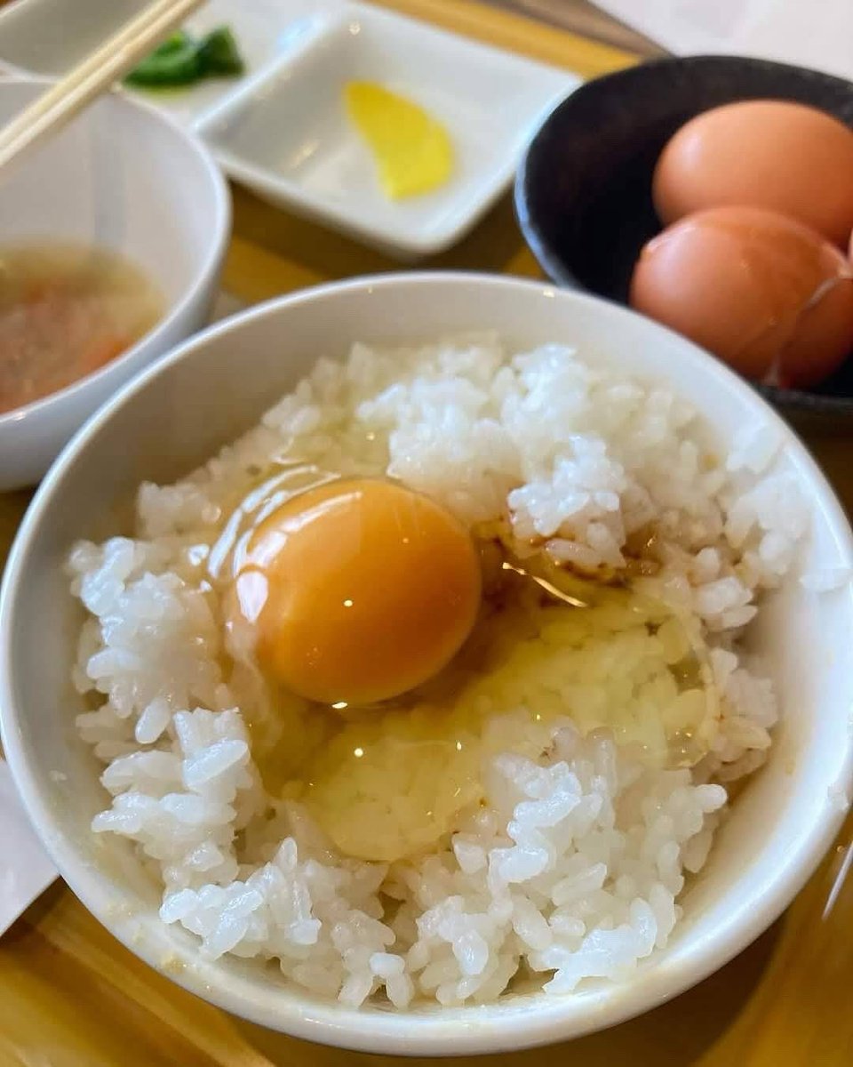 noeTFAa0jt17547's tweet photo. 6/8（日）ご縁の国バイクミーティング
in浜田かなぎライディングパーク！

昨年も大好評だった
『たまごかけご飯』！！
今年もご用意しております🥚🥚🥚
たまごにもこだわってますが
実は！ご飯にかける醤油にもこだわりが！！
　お腹を空かせて来て下さいね。
皆さんのお越しをお待ちしてまーす😆 https://t.co/di4X1Czp2a