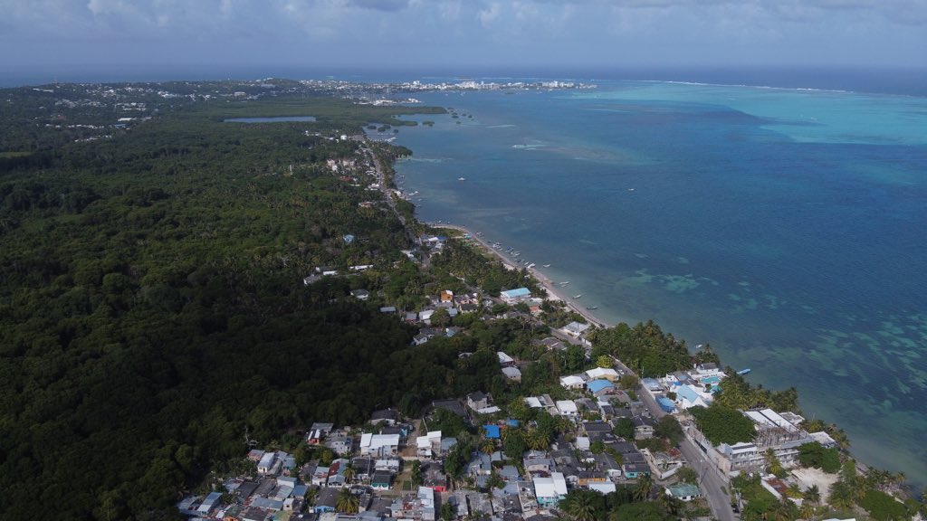 Vista de San Andrés desde la zona Rocky Key 

#ColombiaMagnífica

Foto de  @josesaned