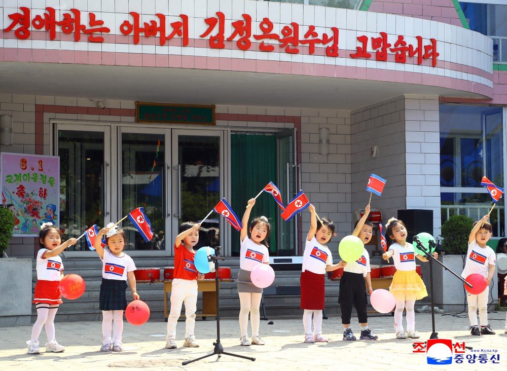 KFLColombia's tweet photo. Celebración del Día de la Infancia en Corea del Norte el pasado primero de junio. Mientras el país socialista cubre su educación, vivienda y salud, las potencias occidentales les lanzan bombas y los someten a una vida de inseguridad económica y pobreza. https://t.co/OJjaaWxIbE