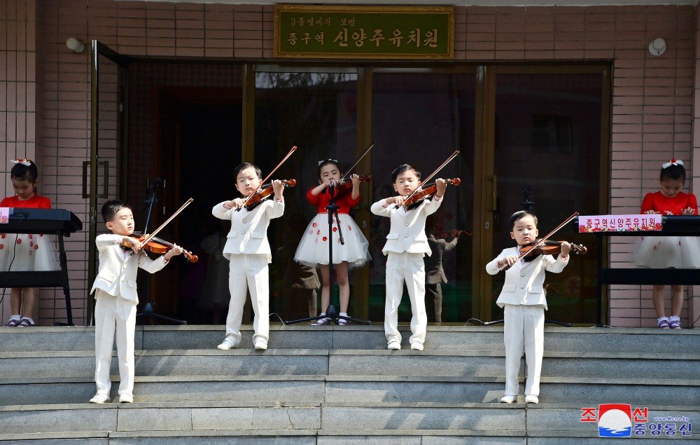 KFLColombia's tweet photo. Celebración del Día de la Infancia en Corea del Norte el pasado primero de junio. Mientras el país socialista cubre su educación, vivienda y salud, las potencias occidentales les lanzan bombas y los someten a una vida de inseguridad económica y pobreza. https://t.co/OJjaaWxIbE