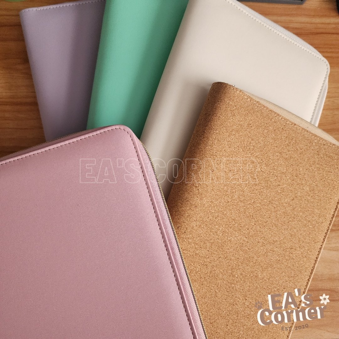 EAsCornerGlobal's tweet photo. #EAC_Updates : NEW PRODUCTS 🎉 

WTS LFB PH 

A5 Standard PU Leather Zipper Binder ✨️
— available in 5 colors
— with side pockets
— can be used as kpop binder or notebook

Order now on Shopee:
Malaysia : https://t.co/5DvY8rzuaW
Singapore : https://t.co/HNe8Rv3Q2F
.
#pasarkpop https://t.co/vqkkM9QVZk