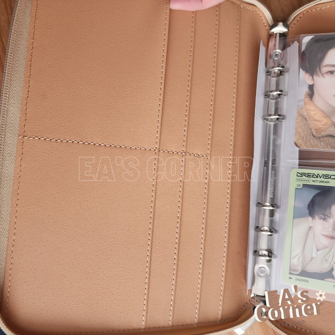 EAsCornerGlobal's tweet photo. #EAC_Updates : NEW PRODUCTS 🎉 

WTS LFB PH 

A5 Standard PU Leather Zipper Binder ✨️
— available in 5 colors
— with side pockets
— can be used as kpop binder or notebook

Order now on Shopee:
Malaysia : https://t.co/5DvY8rzuaW
Singapore : https://t.co/HNe8Rv3Q2F
.
#pasarkpop https://t.co/vqkkM9QVZk