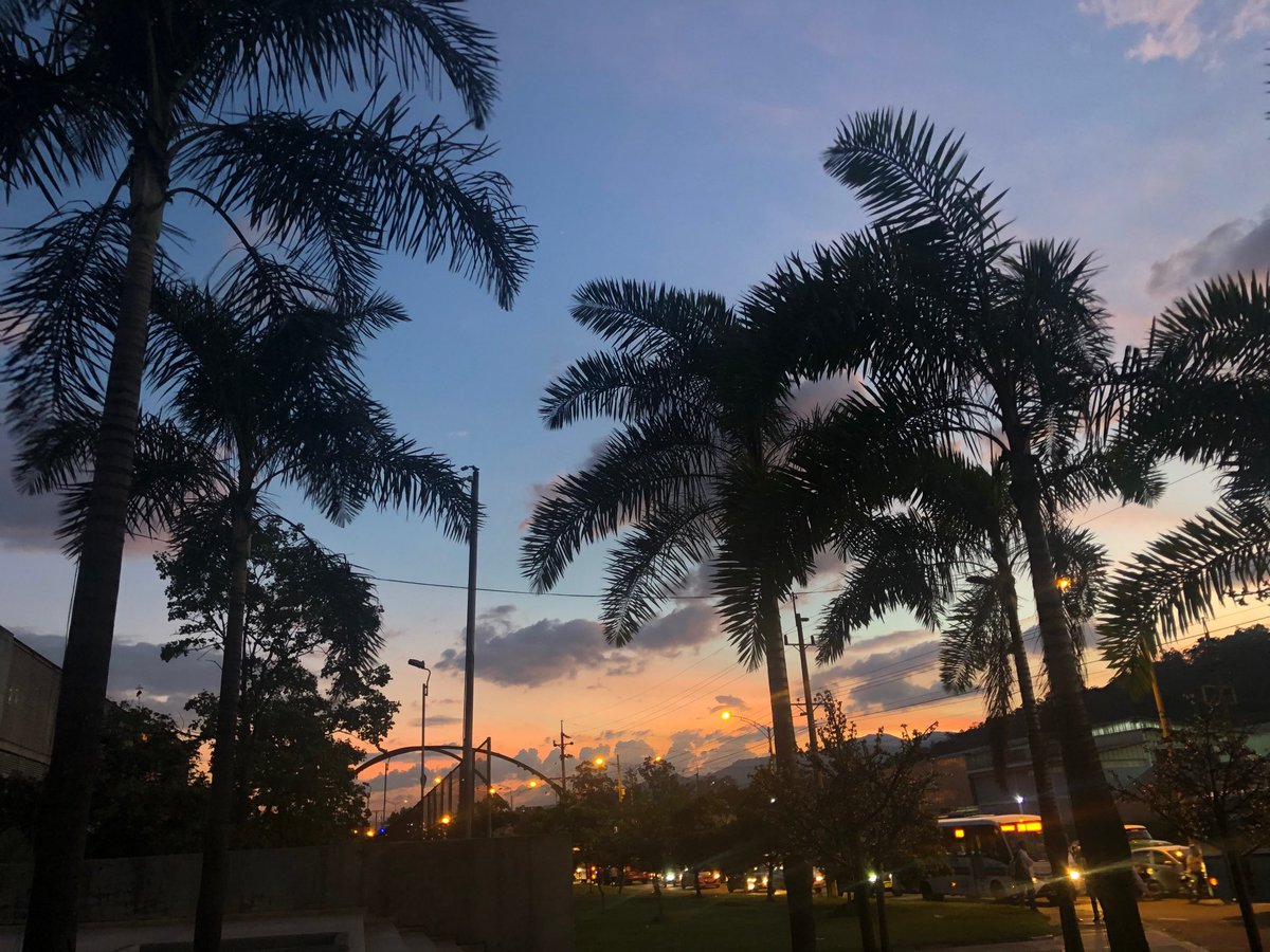 Hermoso atardecer desde Medellín, foto tomada el día 25 de noviembre de 2019 a las 5:59 pm. Con la lente de  @DanielaGoEc