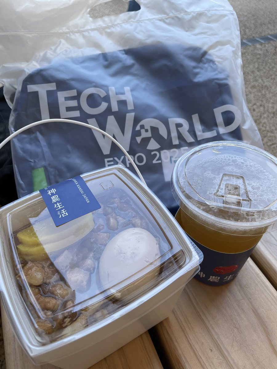 Apexpanictaro's tweet image. 今日は早朝から奈良へ向かい、義両親を連れて #万博 へ！
まずは #TECHWORLD に並び、台湾の文化や技術に感動✨
美しかったなあ😍
大屋根リングを初めて一周し、下を歩くと風が気持ち良くて人が多くても快適さに みんなで喜んでます😊
台湾のルーロー飯にフルーツティー🍊うまうま🥰