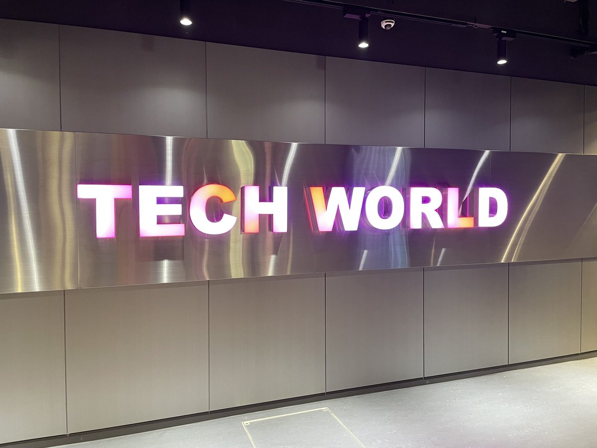 Apexpanictaro's tweet image. 今日は早朝から奈良へ向かい、義両親を連れて #万博 へ！
まずは #TECHWORLD に並び、台湾の文化や技術に感動✨
美しかったなあ😍
大屋根リングを初めて一周し、下を歩くと風が気持ち良くて人が多くても快適さに みんなで喜んでます😊
台湾のルーロー飯にフルーツティー🍊うまうま🥰