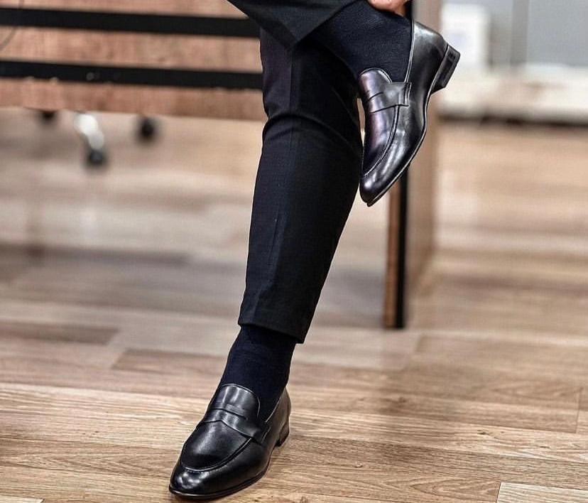 Mwanaume ukivaa soksi unaonekana smart zaidi na mtanashati tofauti na ukivaa bila soksi.

Zile pigo za kuvaa suruali njiwa (Dont touch my shoes) bila soksi achia first year!

Cc <a href="/BabaIvanSuits/">BABAIVAN_SUITS</a>