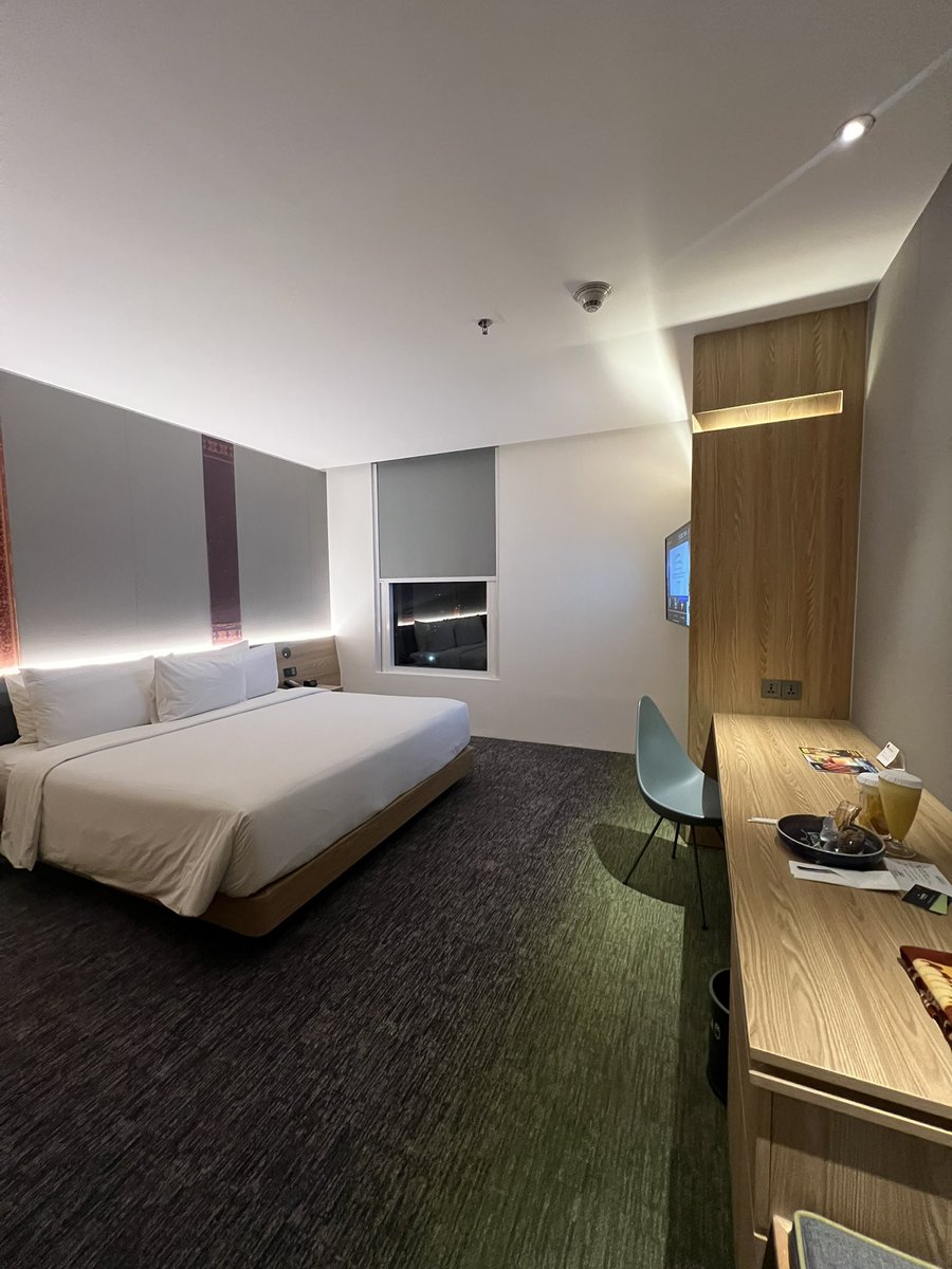 ramenow's tweet image. Just checked in at #AloftSouthJakarta and received the warmest welcome! 🌟 A refreshing #CocoLoco, chilled #pineapplejuice, and a delightful snack platter—specially prepared just for me as an #EliteMember. It’s the little touches like these that make every stay feel extra